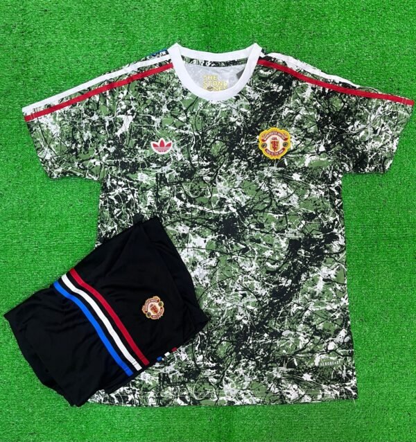 MANCHESTER UNITED STONE ROSE
(JERSEY AND SHORTS)