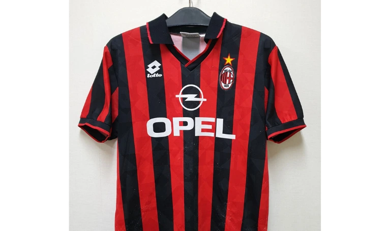 4. The Stylish 1995/96 AC Milan Kit